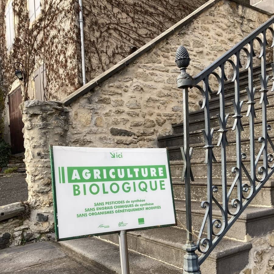 A sign that reads agriculture biologique.